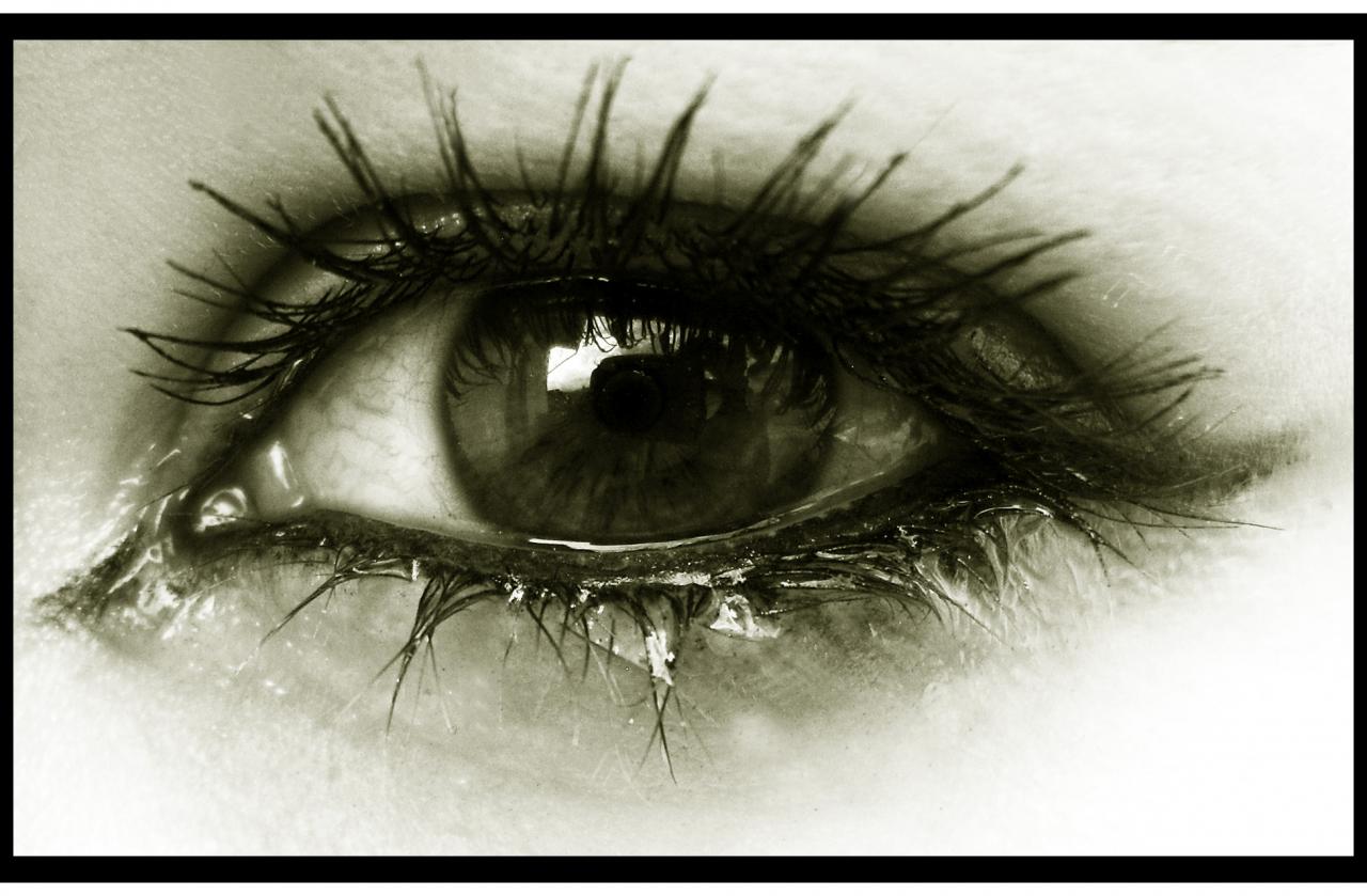صور عيون تبكي , بوستات لعيون حزينة باكية - دلع ورد